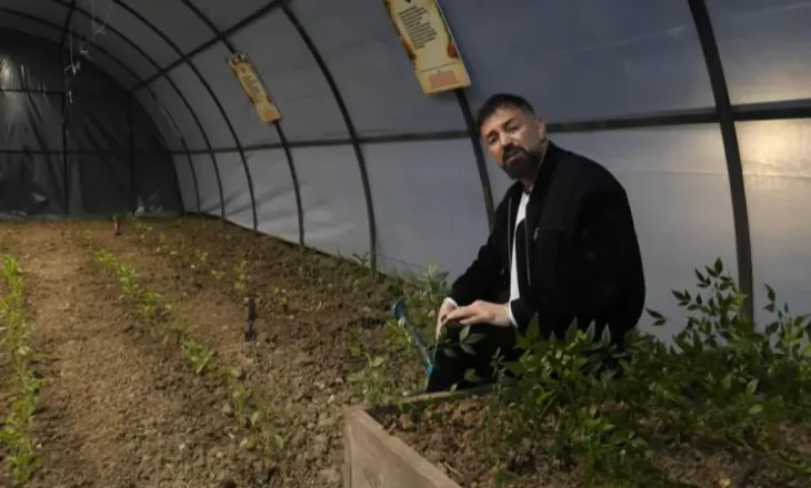 “Kam punuar me bimët…”, hyrja ndryshe e Elvis Pupës në Ferma VIP 3