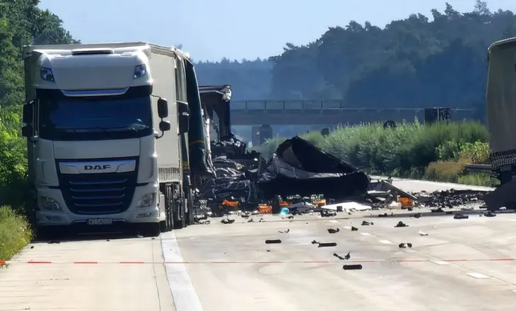 Kamioni del nga rruga, 29-vjeçarja shqiptare dhe djali i saj 3-vjeçar aksidentohen për vdekje