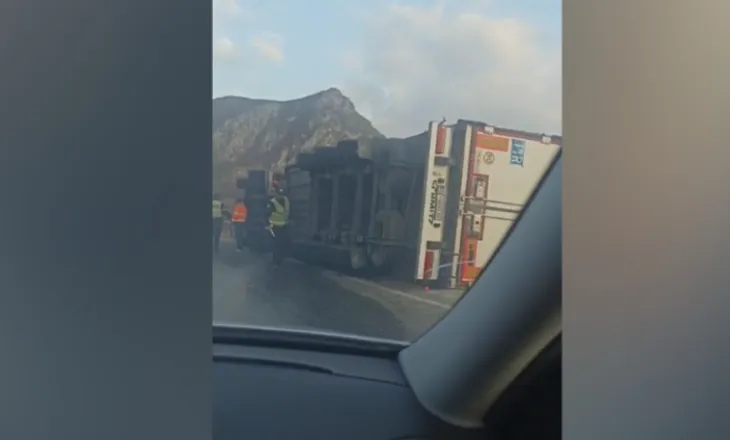 Kamioni përmbyset në mes të rrugës në Qafë Thanë, shkakton ndotje të konsiderueshme nga vaji