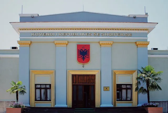 “Kanë nga 3 shtëpi luksoze dhe sërish marrin pagesën e qirasë”, Kuvendi paguan miliona euro për deputetët