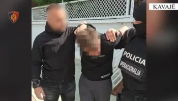 Kanosi klientët në lokal me armë dhe dhunoi pronarin, arrestohet pas disa orësh arrati 28-vjeçari në Kavajë