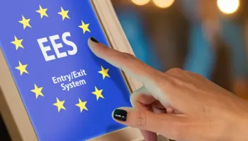 Kaos në aeroportet e Evropës, sistemi i ri kufitar sjell radhë me orë të tëra për udhëtarët jo-evropianë