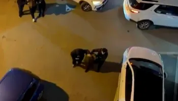 Kapen dy persona me armë, pistoleta gjendet në makinë, do të shitej në kryeqytet