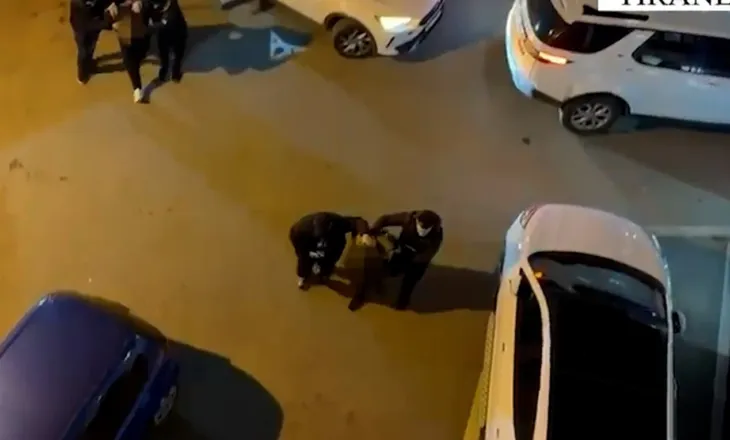 Kapen dy persona me armë, pistoleta gjendet në makinë, do të shitej në kryeqytet