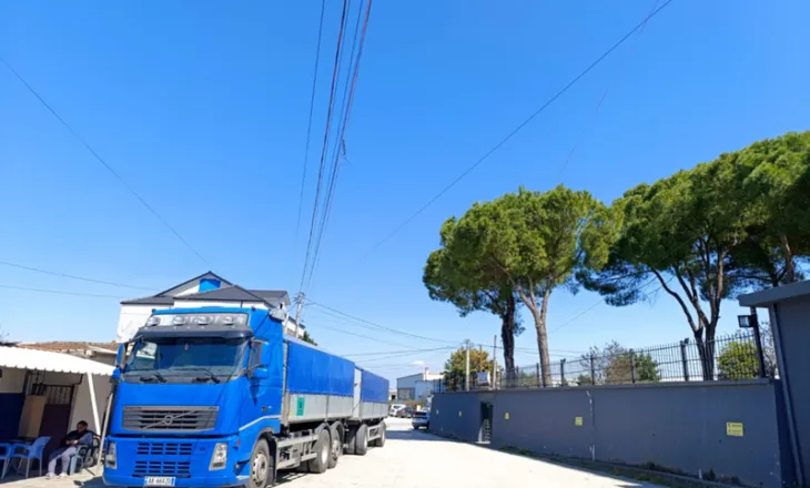 Kapet kamioni me 30 ton misër pa faturë në rrugën Levan-Tepelenë: E bleva në Sarandë!