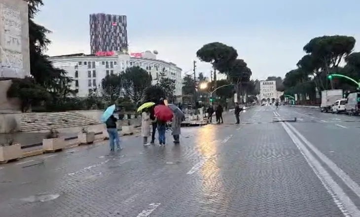 Karburanti arrin në 220 lekë/Dështon protesta kundër rritjes së çmimit të naftës, asnjë qytetar përballë Kryeministrisë