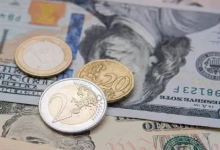 Këmbimi valutor 5 mars/ Me sa blihen e shiten dollari dhe euro, çfarë ndodh me monedhat e tjera