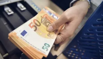 Këmbimi valutor/ Çfarë po ndodh sot me monedhat e huaja? Ja me sa po blihen dhe shiten dollari dhe euro