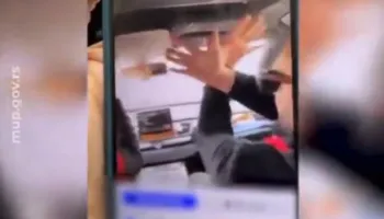 Këngë patriotike dhe shqiponja dykrenare me duar, publikohet video e 4 shqiptarëve që u arrestuan në Serbi për përdorimin e simboleve kuqezi