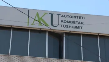 Kërcënoi punonjësit dhe dëmtoi kompjuterat, Gjykata e Durrësit lë në qeli ish-drejtorin e AKU-së