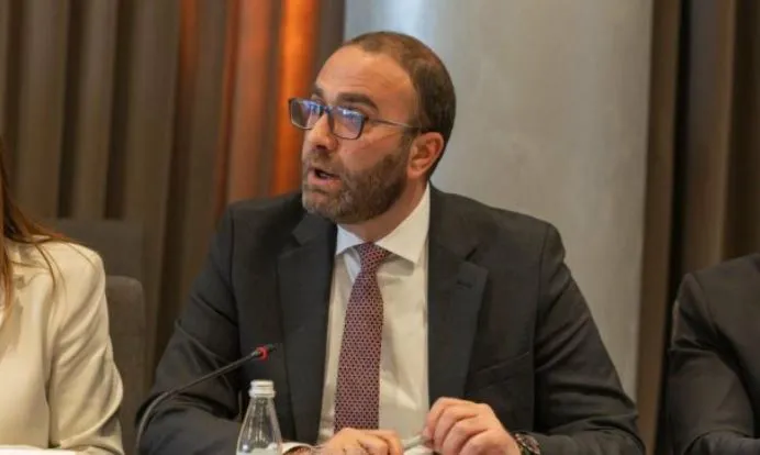 “Kërkesat e opozitës mbeten pa përgjigje”, Bardhi: Shumica po zhbën Kuvendin për të shmangur kontrollin