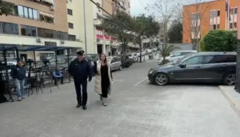 Kërkon zëvendësim të masës së sigurimit, zv.drejtoresha e AKSHI-t, Hava Delibashi mbërrin në GJKKO