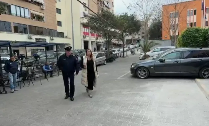 Kërkon zëvendësim të masës së sigurimit, zv.drejtoresha e AKSHI-t, Hava Delibashi mbërrin në GJKKO