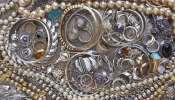 Këshilla për pastrimin dhe ruajtjen e bizhuterive – nga argjendi dhe ari te metalet e tjera dhe perlat