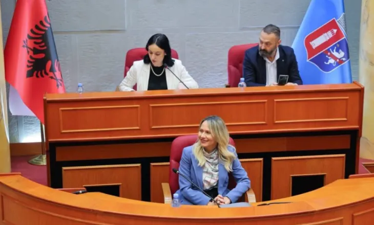 Këshilli Bashkiak, Anuela Ristani: 230 familje përfitojnë ndihmë ekonomike, shtohen fondet për studentët dhe pensionistët