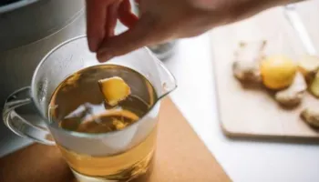 Këto janë ushqimet dhe pijet më të mira për të ndihmuar në luftimin e refluksit