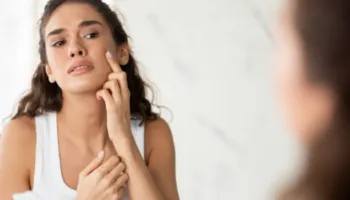 Këto ndryshime në fytyrë, mund të jenë shenjë e një problemi serioz me mëlçinë