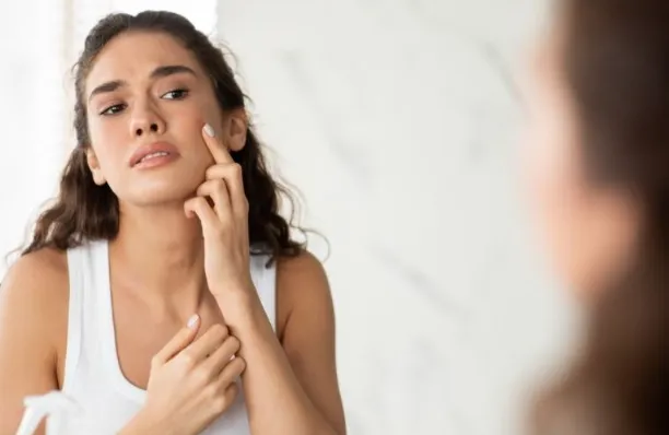 Këto ndryshime në fytyrë, mund të jenë shenjë e një problemi serioz me mëlçinë