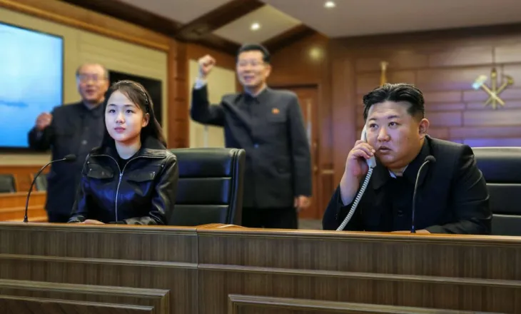 Kim Jong Un ndjek testimin e raketave me vajzën e tij, Koreja e Veriut rrit tensionet ushtarake