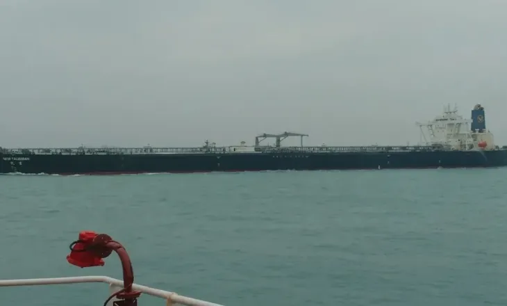 Kina e “paprekshme”/ Supertankeri iranian kalon përmes Ngushticës së Hormuzit, transporton naftë në Pekin