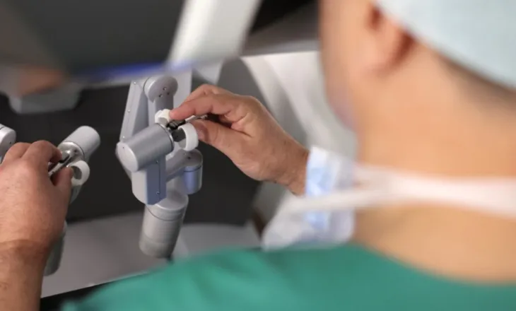 Kirurgjia robotike bën histori! Operacion nga 2,400 kilometra distancë shpëton jetën e pacientit në Gjibraltar