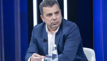 “Kjo është ku rafsha mos u vrafsha”, Abilekaj godet ashpër PD-në: E filluan me flamuj amerikanë, pastaj me gjermanë