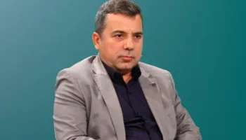 Kjo është ku rafsha mos u vrafsha/ Abilekaj godet PD-në: E filluan me flamuj amerikanë, pastaj me gjermanë