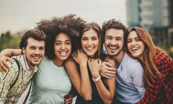 Kjo është mosha kur njerëzit konsiderohen vërtet të rritur