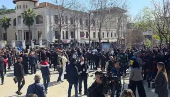 “Kjo është pranvera jonë”, nis shpërndarja e protestuesve pas fjalës së Berishës