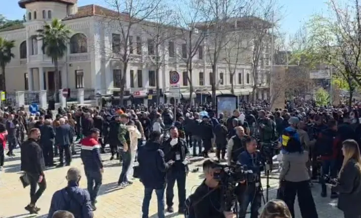 “Kjo është pranvera jonë”, nis shpërndarja e protestuesve pas fjalës së Berishës