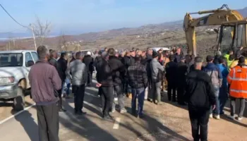 Klos/ Banorët e Kurdarisë kundër ndërtimit të HEC-it në përroin e Luses, largojnë mjetet e firmës