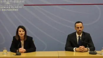 Koçiu i dorëzon stafetën Lamallarit: Të gjitha çështjet do të çohen përpara! Ministri: U riktheva në shtëpi!