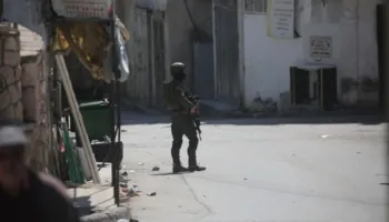 Kolonët radikalë izraelitë djegin dhe vandalizojnë xhaminë në Bregun Perëndimor