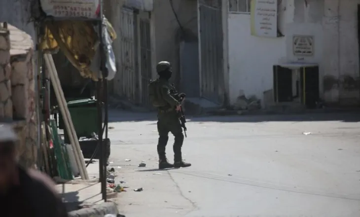 Kolonët radikalë izraelitë djegin dhe vandalizojnë xhaminë në Bregun Perëndimor