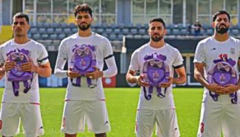 Kombëtarja e Iranit del në fushë me çanta fëmijësh, homazh për 165 vajzat që vranë amerikanët