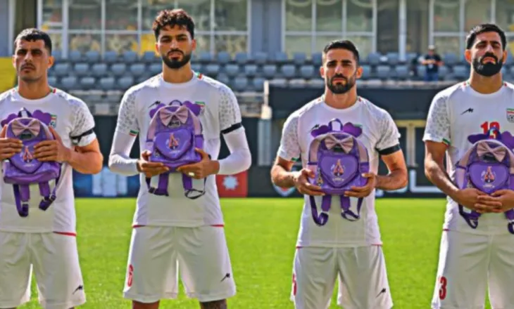 Kombëtarja e Iranit del në fushë me çanta fëmijësh, homazh për 165 vajzat që vranë amerikanët