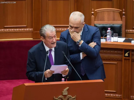 Komenti juaj për këto foto që po riqarkullojnë në rrjetet sociale