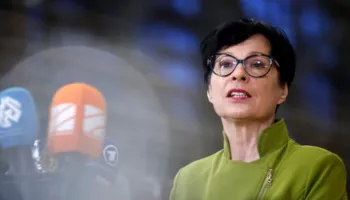 Komisionarja Kos shtyn vizitën në Kosovë për shkak të zhvillimeve të fundit