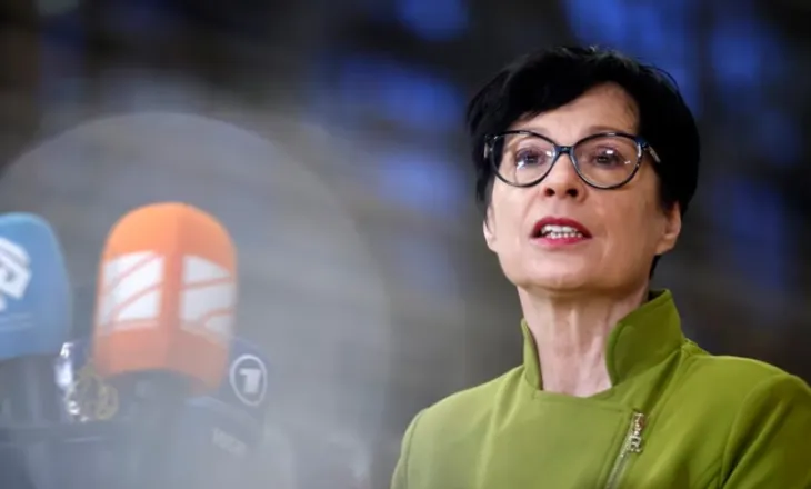 Komisionarja Kos shtyn vizitën në Kosovë për shkak të zhvillimeve të fundit