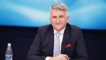 ‘Komisioni i Etikës fyen etikën e çdo shqiptari’/ Gjekmarkaj: Standard i dyfishtë në Kuvend, ndëshkohet opozita dhe mbrohen fyerjet