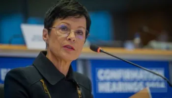 Komisonarja për Zgjerim e BE shtyn vizitën e planifikuar në Kosovë, zbulohet arsyeja