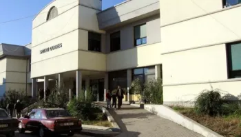 Konflikt në Durrës/ Burri plagos me thikë në këmbë të riun, shpallet në kërkim