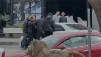 Konflikt verbal mes të rinjve në Vlorë, debati përfundon me përplasje fizike