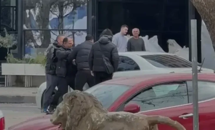 Konflikt verbal mes të rinjve në Vlorë, debati përfundon me përplasje fizike