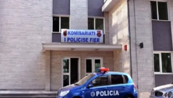 Konflikte për pronësinë, 59-vjeçari bashkë me të birin i dëmton kamerën e sigurisë dhe rrethimin e oborrit vëllait
