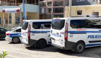 Konflikti mes të rinjve përfundon me armë, policia parandalon ngjarjen kriminale