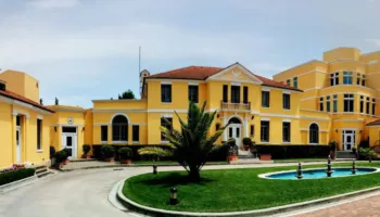 Konflikti në Lindjen e Mesme, Ambasada Amerikane në Tiranë mesazh për shtetasit e saj: Qëndroni të sigurt