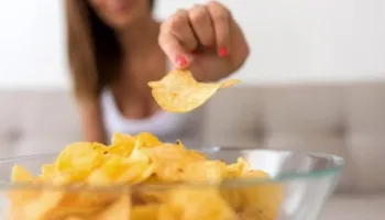 Konsumimi i shumë ushqimeve të përpunuara rrit rrezikun e sulmeve në zemër dhe goditjeve në tru