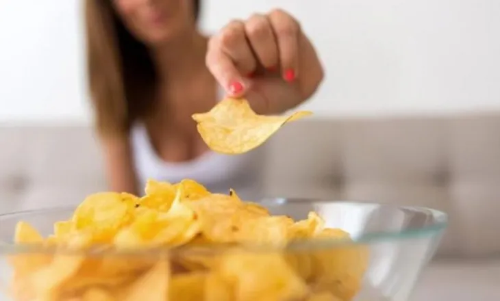 Konsumimi i shumë ushqimeve të përpunuara rrit rrezikun e sulmeve në zemër dhe goditjeve në tru