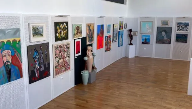 Korça mikpret ekspozitën e pranverës me artistë nga të gjitha trevat shqipfolëse